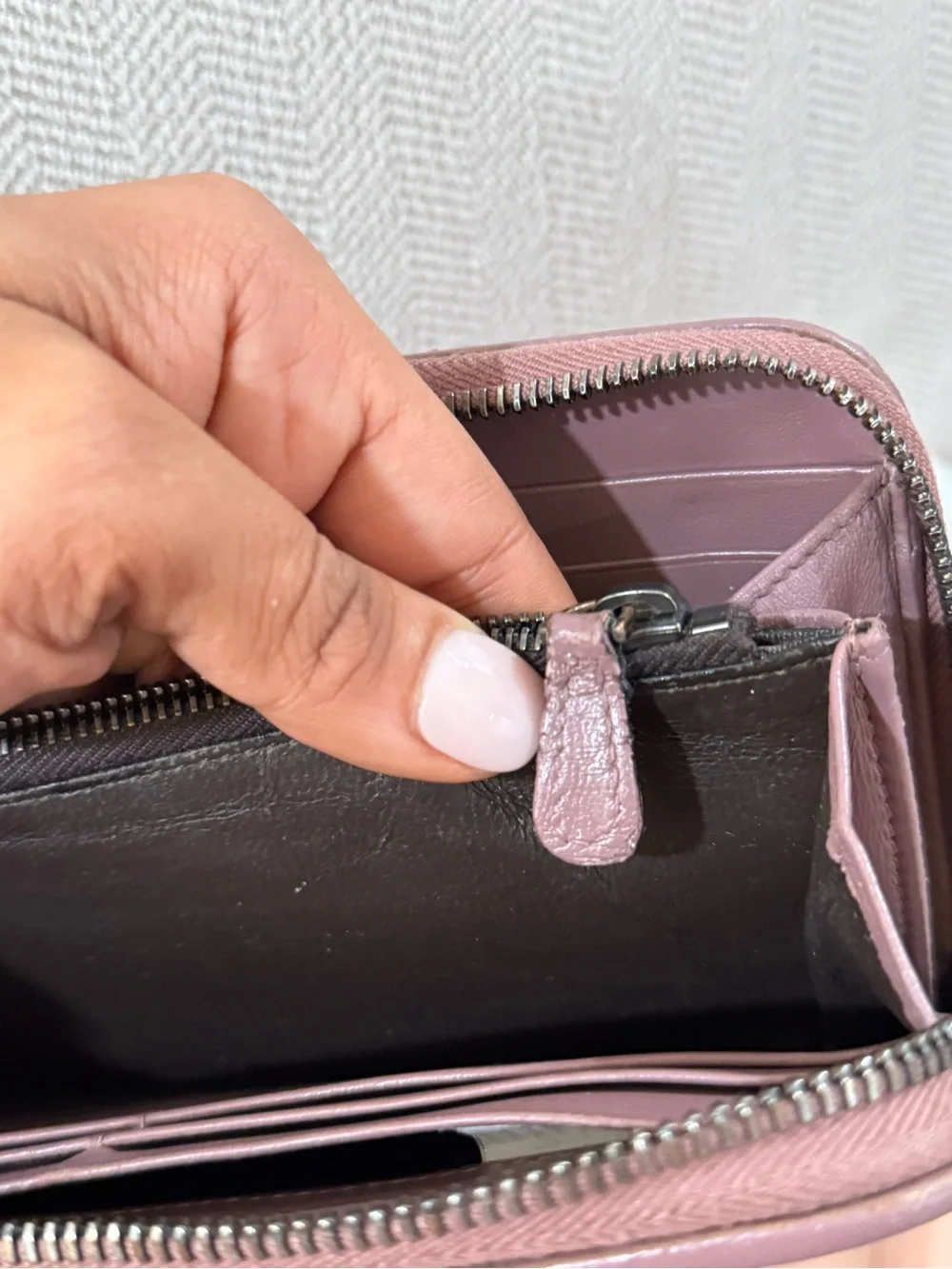 Bottega Veneta Leather Zip Wallet - Mauve